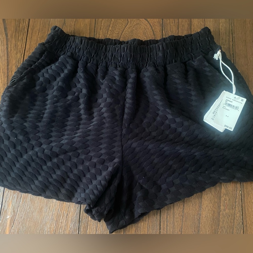 Good American shorts size 3 . NWT